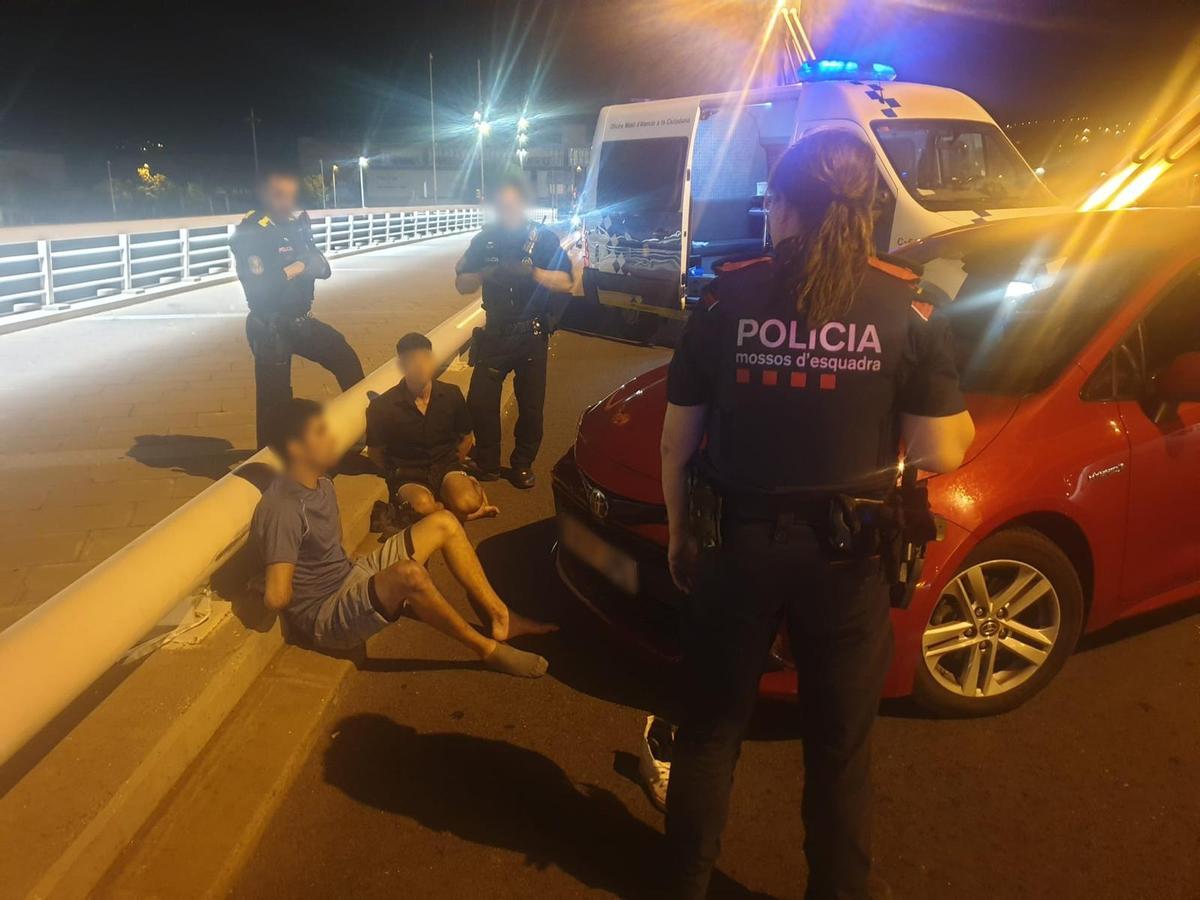 Momento de la detención de los dos hombres en Santa Coloma de Gramanet