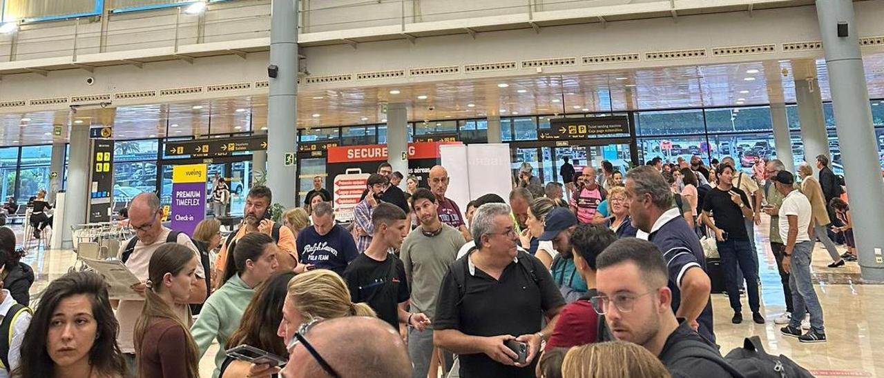 Parte de los pasajeros del vuelo a Las Palmas anulado la noche del martes, en el aeropuerto de Asturias.