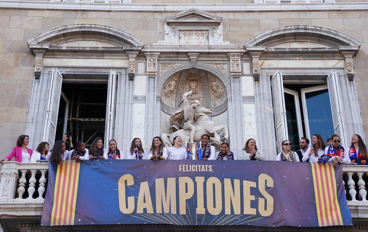 El Barça femenino celebra en la plaça Sant jaume