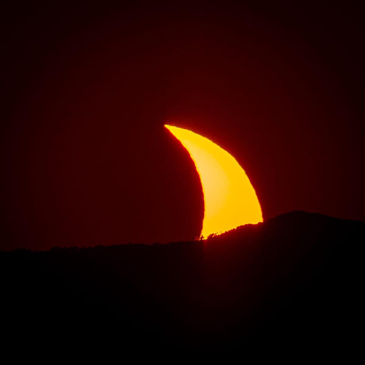 Fase parcial de l'eclipsi, ja amagat darrera el massis dels Ports