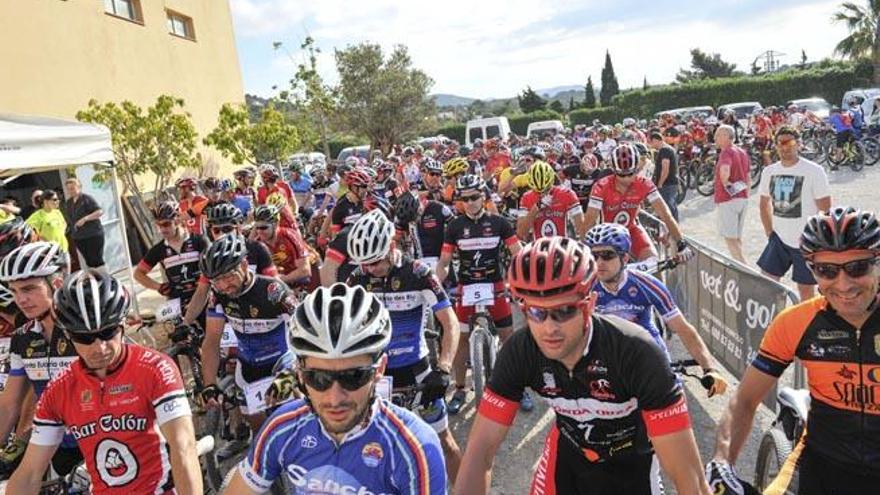 Los ´bikers´ esperan la salida en es Cubells en la última edición.