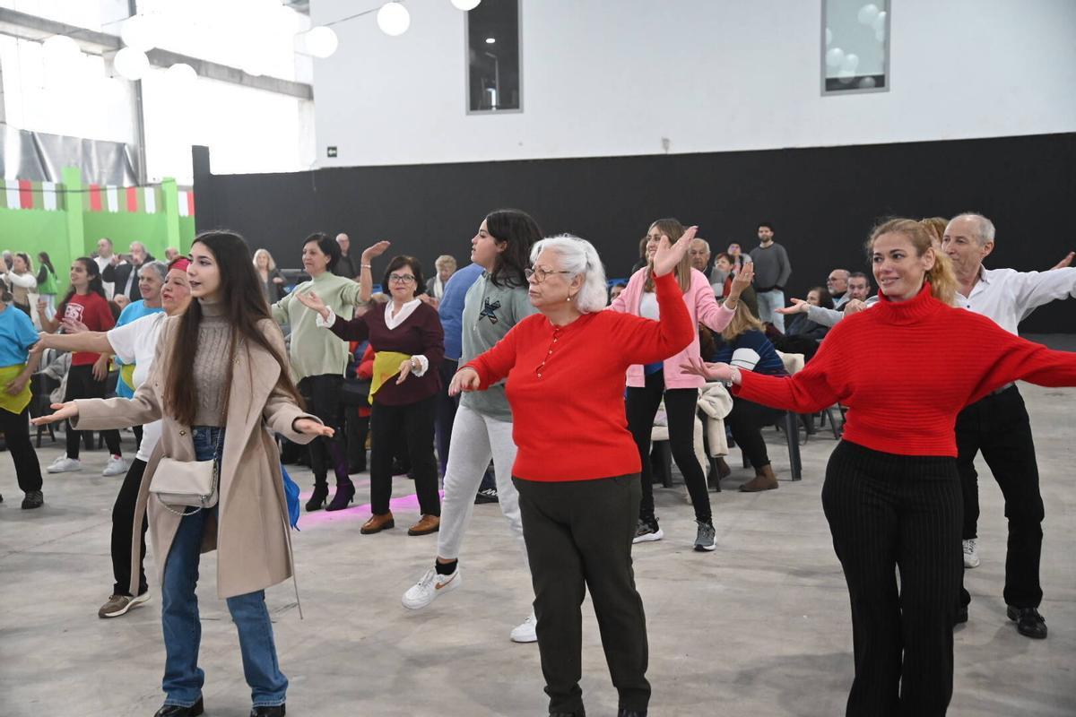 Nieta, abuela e hija durante una clase de zumba, este domingo en Ifeba.