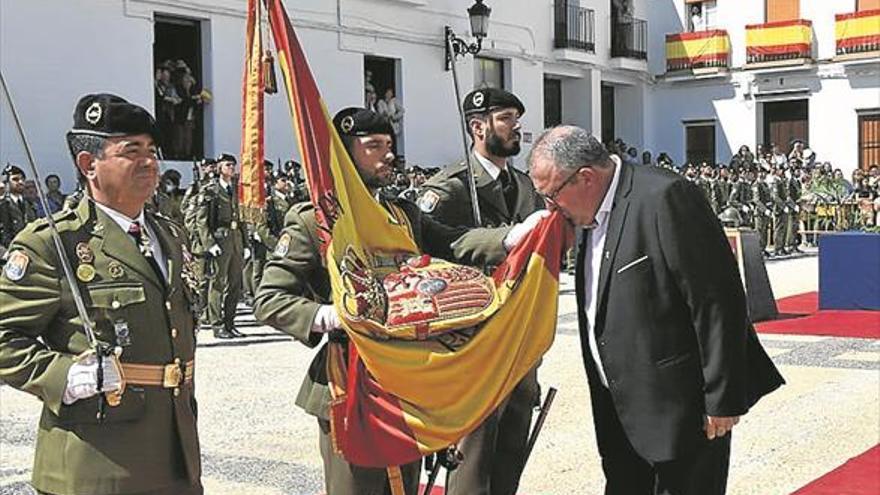 Más de 200 personas besan la bandera del Regimiento Saboya en una jura civil