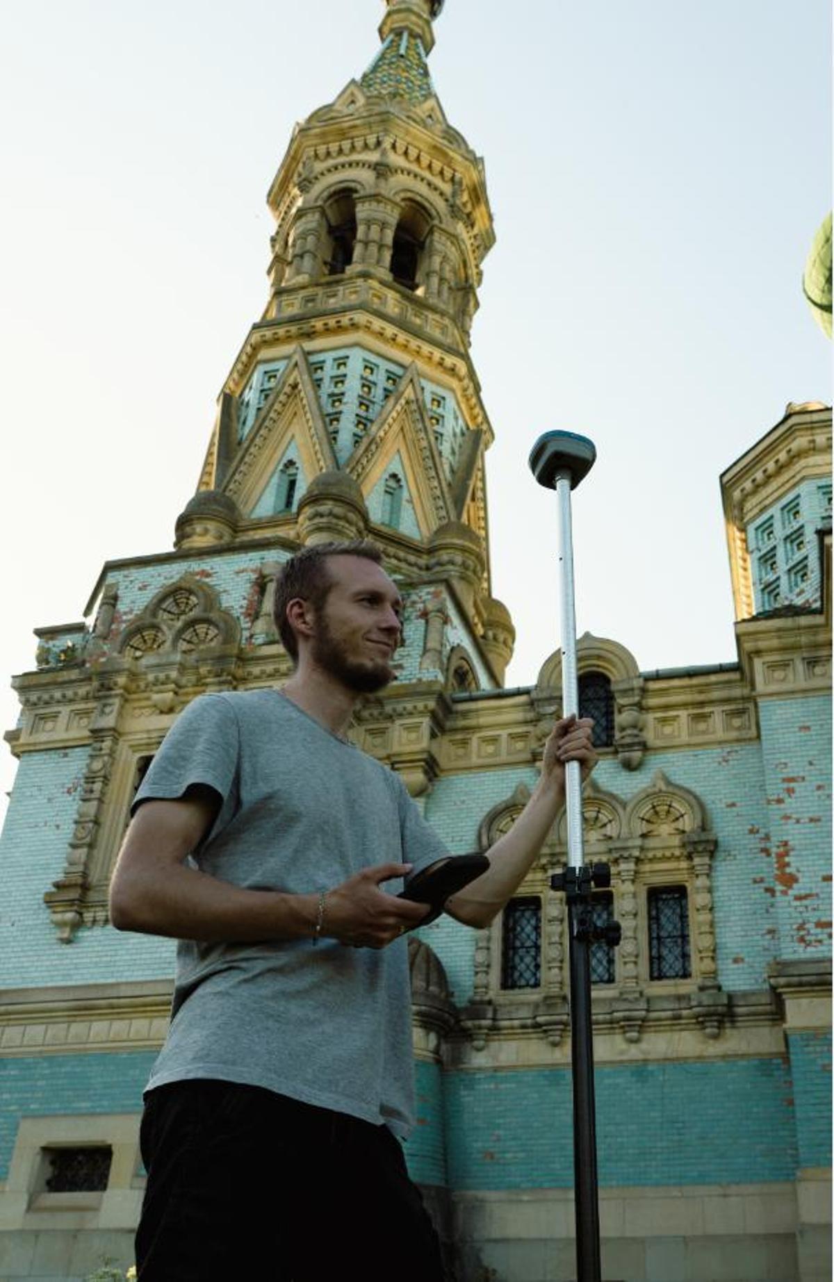 Yuri Prepodobnyi, uno de los fundadores del grupo Skeiron, durante sus trabajos junto a un edificio histórico ucraniano