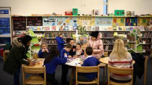 Una familia refugiada del frío en una biblioteca convertida en banco de calor en Londres.