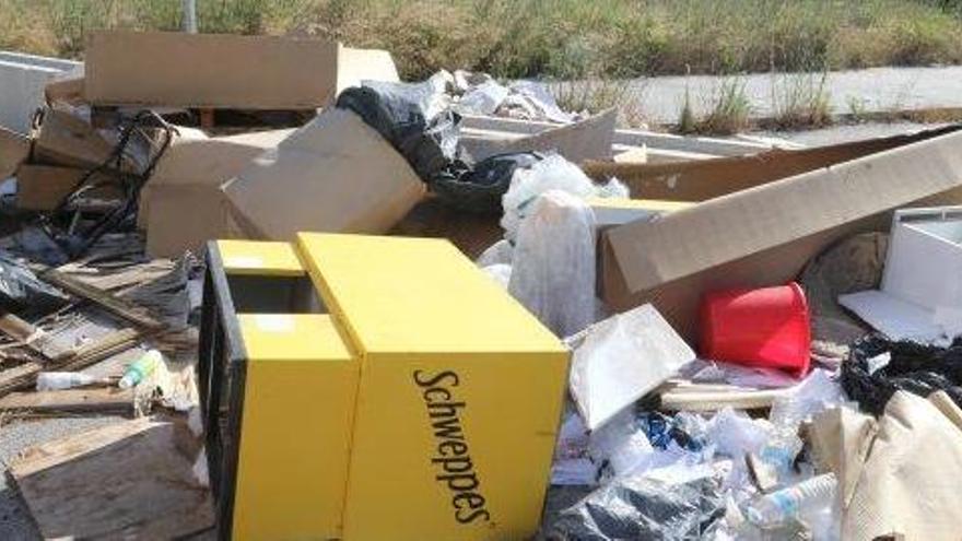 Acumulación de residuos bajo un cartel que prohíbe tirar basura en la calle Camí des Puig.