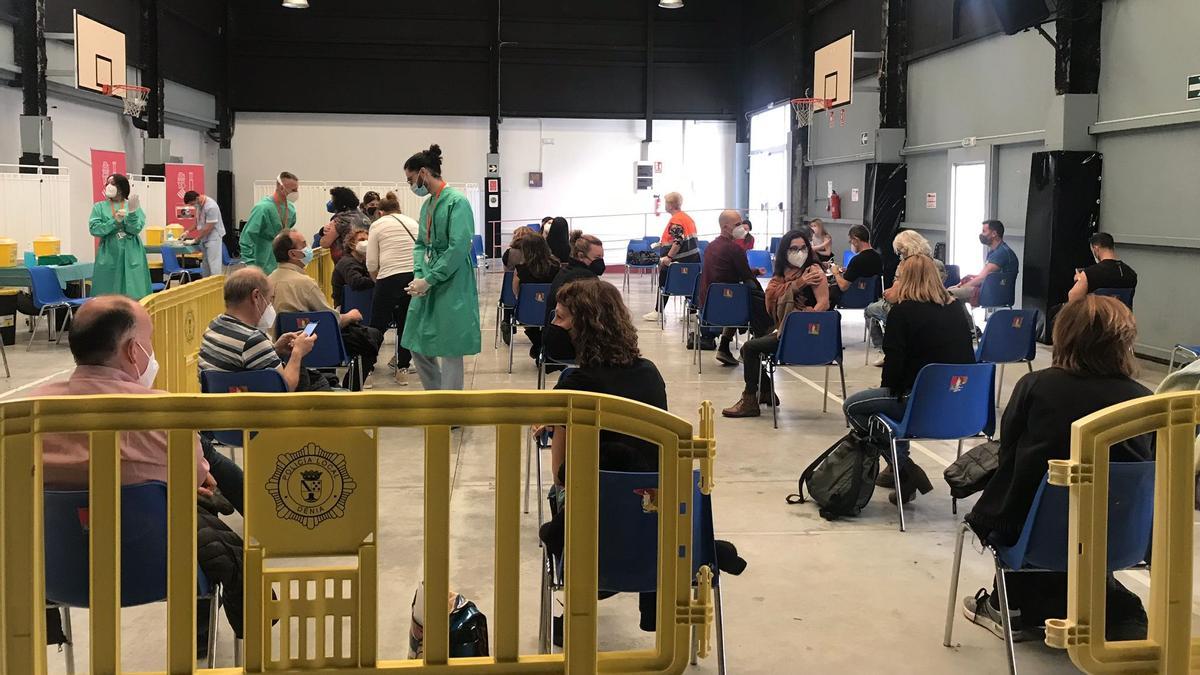 Los sanitarios pendientes de los docentes recién vacunados en las instalaciones de Juventud de Dénia