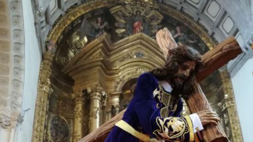 Santo Domingo celebra el día del Nazareno y entrega las medallas a los cofrades