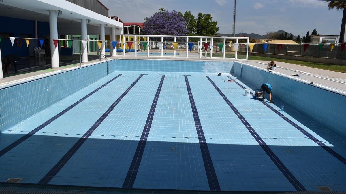 Mejoras para la campaña de verano en la piscina de les Pereres de Xàtiva, en una imagen de junio de 2025.