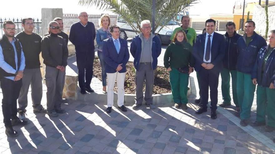 Los quince jóvenes que han rehabilitado la plaza de San Juan.