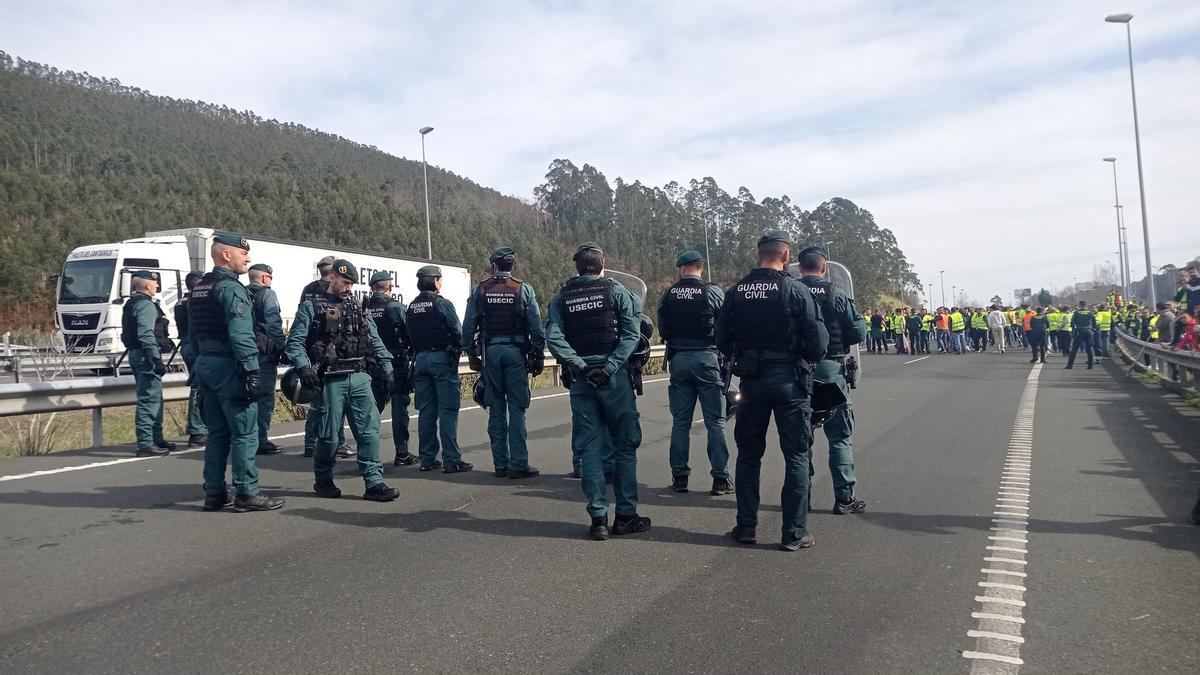 Tractorada cántabro-asturiana en Unquera: corte de la autovía con la Guardia Civil tratando de evitarlo.