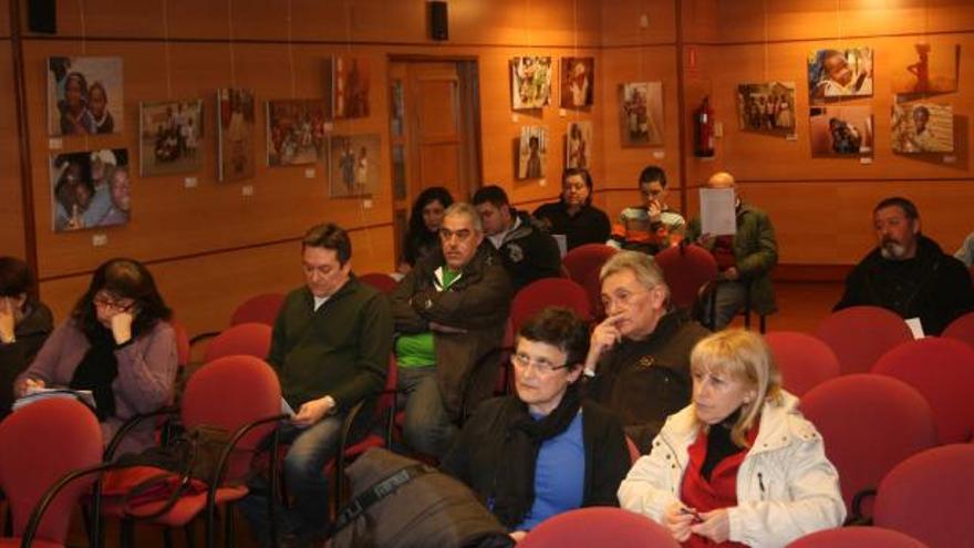 Los asistentes, ayer, al encuentro entre vecinos y hosteleros en la Casa de Cultura de Candás.