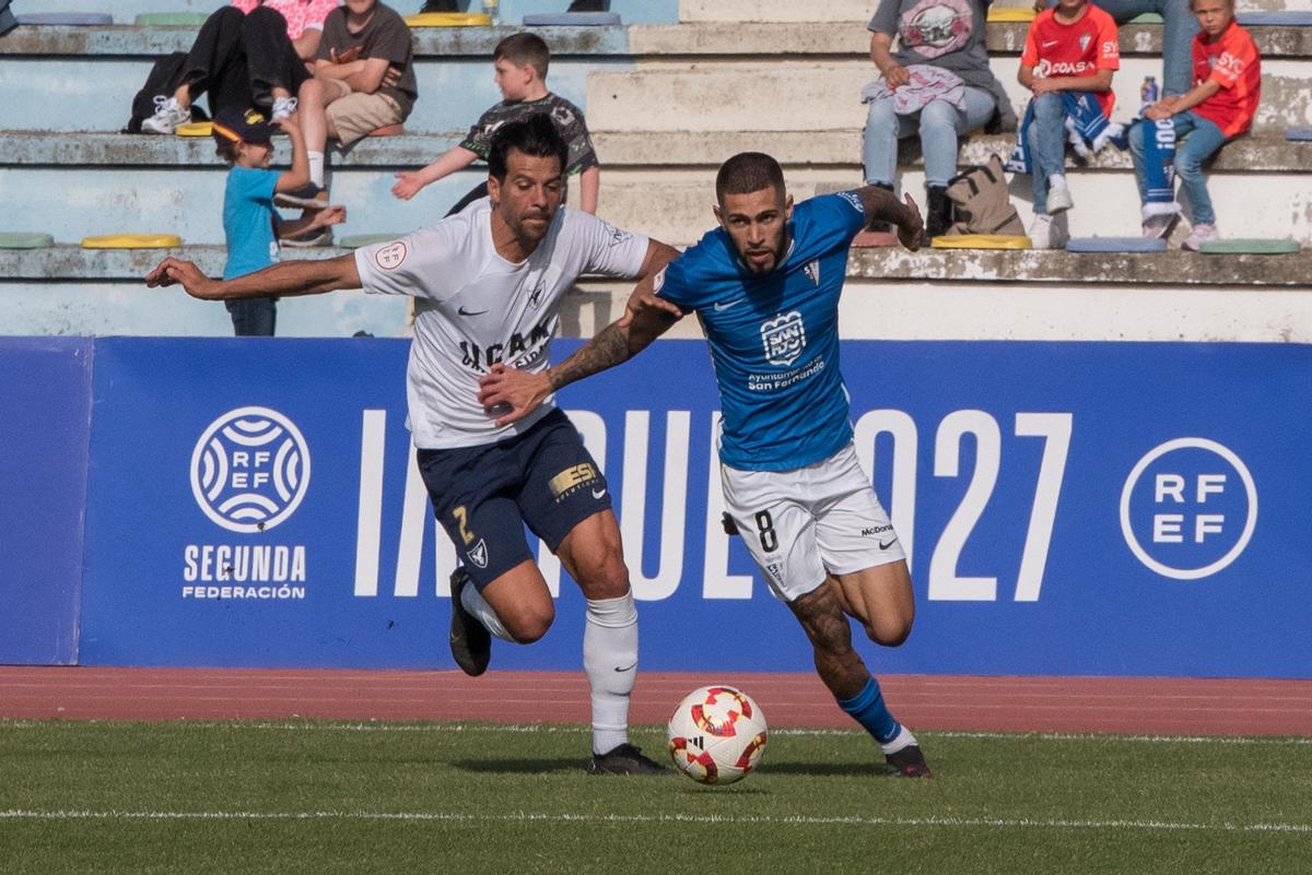 José Ruiz pelea por el balón
