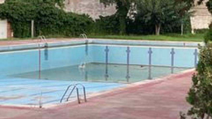 Imagen de la piscina del Pabellón Sindical de Castelló con agua estancada.