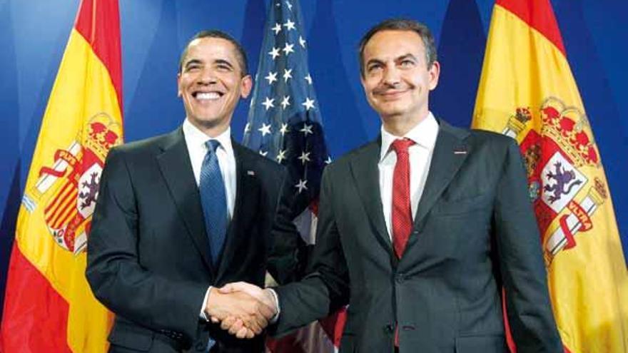 Barack Obama y Rodríguez Zapatero conversan al inicio de la reunión que mantuvieron en Praga.
