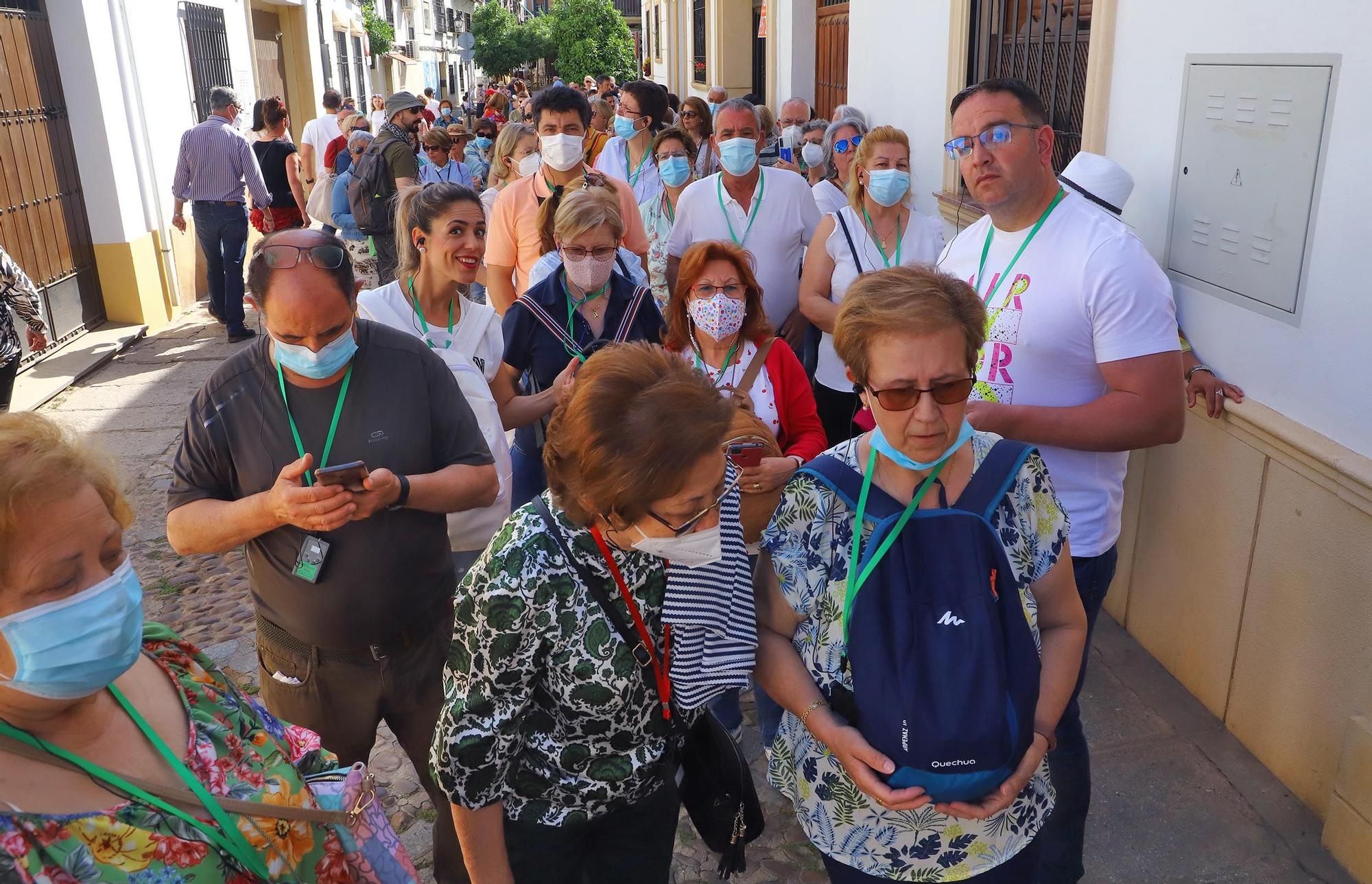 Largas colas en la calle Marroquíes