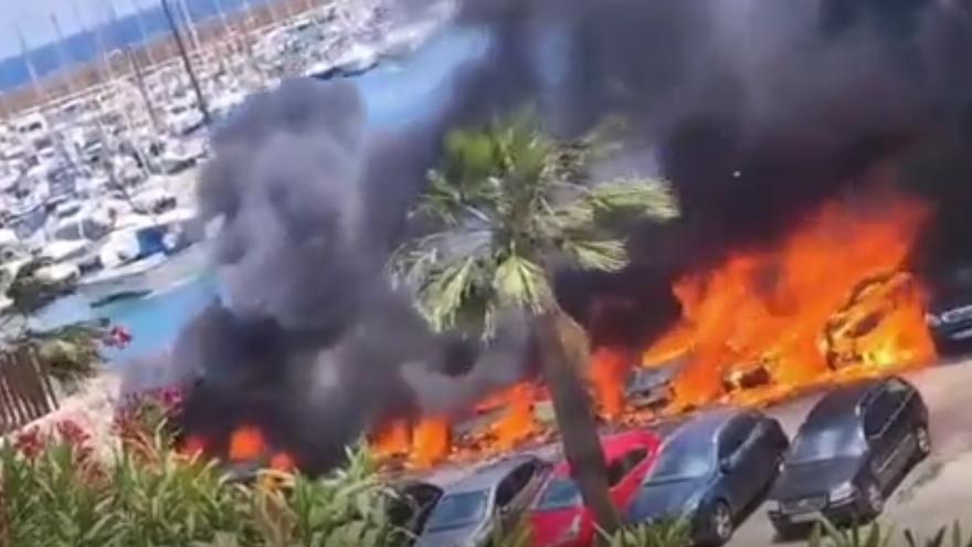 Una decena de coches resultan calcinados en un escandaloso incendio en Xàbia