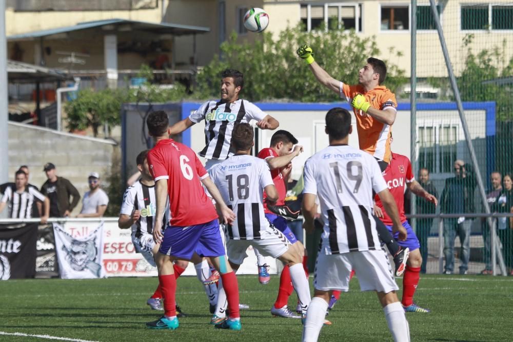 Los redondelanos se impusieron por 2-1 al Badajoz gracias a los goles de Comis y Fer.