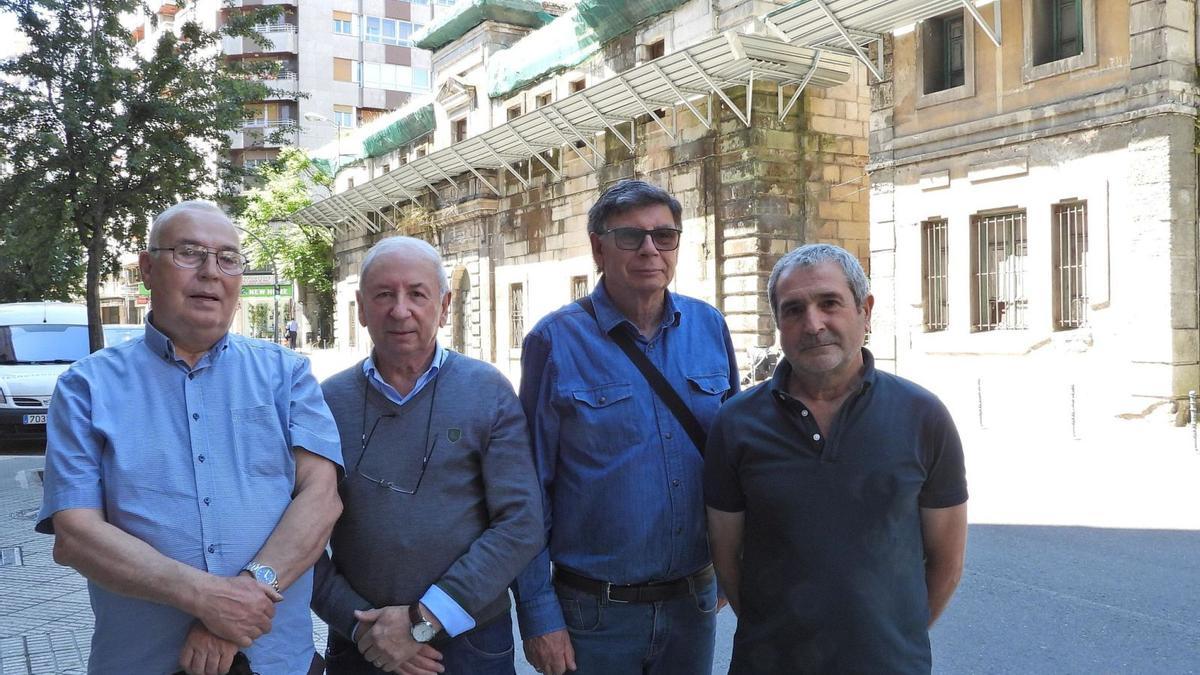 Joaquín Nogueiras, Manuel Doval, Francisco Mosquera y Manuel Outomuro, ante la vieja prisión de Ourense, en la que trabajaron.