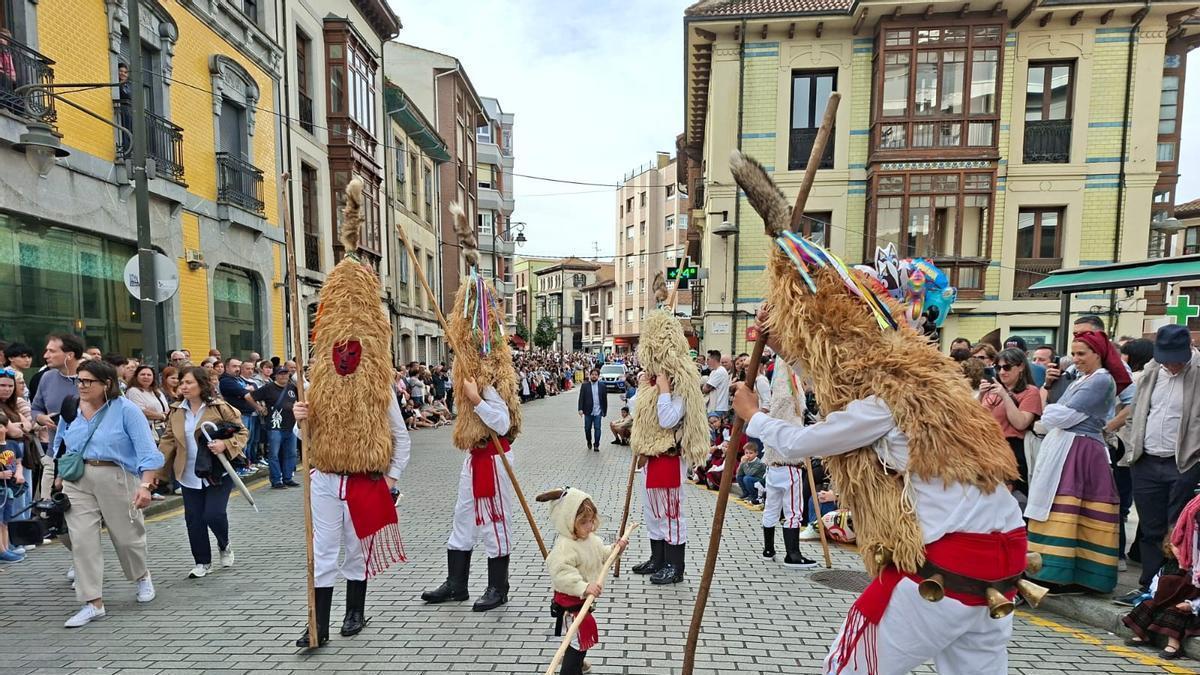 En imágenes, multitudinario desfile folclórico en la Pola