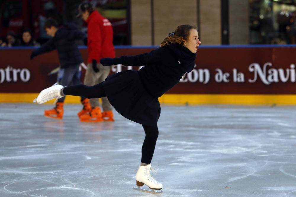 Primer día del árbol de Navidad, pista de patinaje sobre hielo y el tiovivo del ayuntamiento