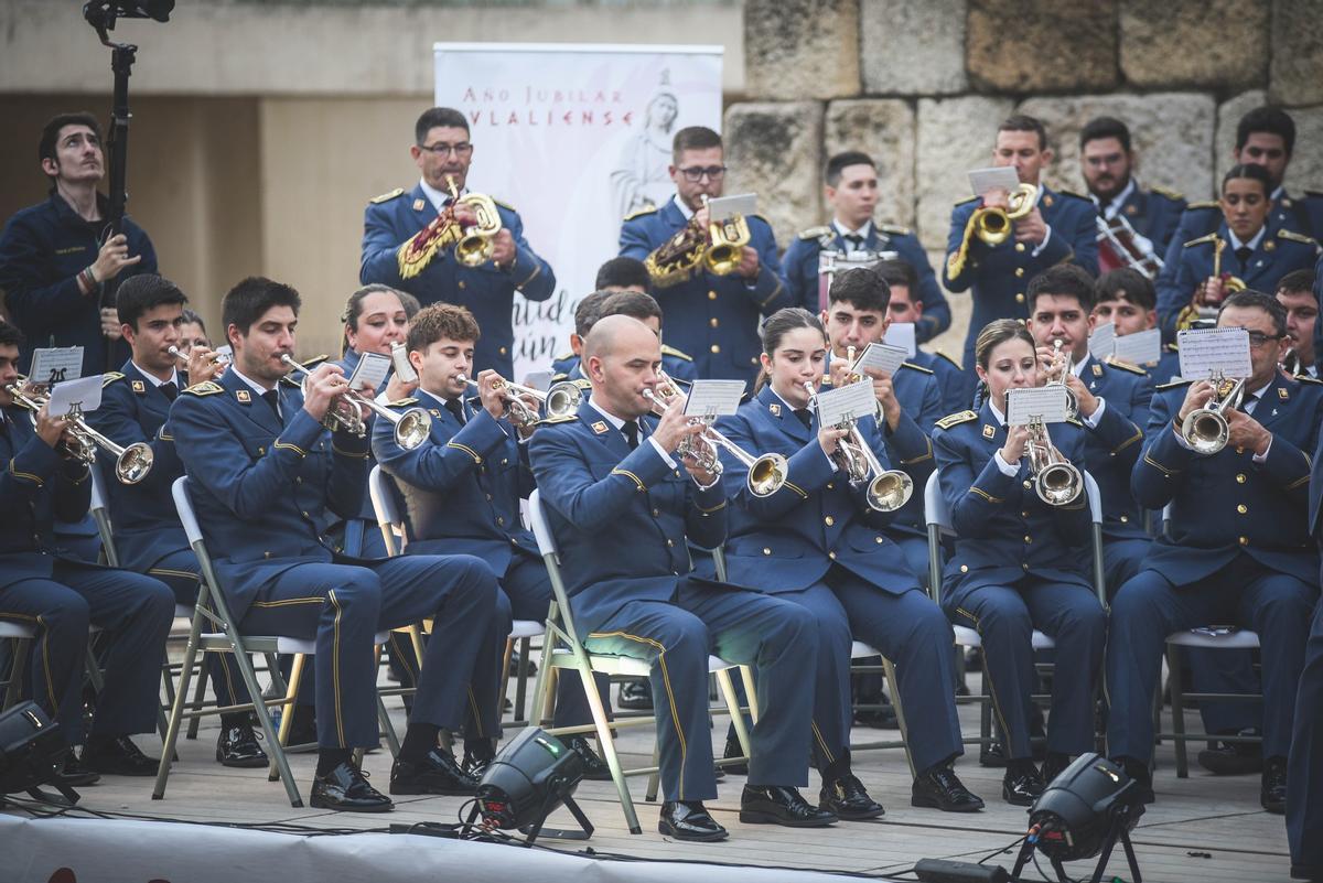 Músicos tocando sus instrumentos.