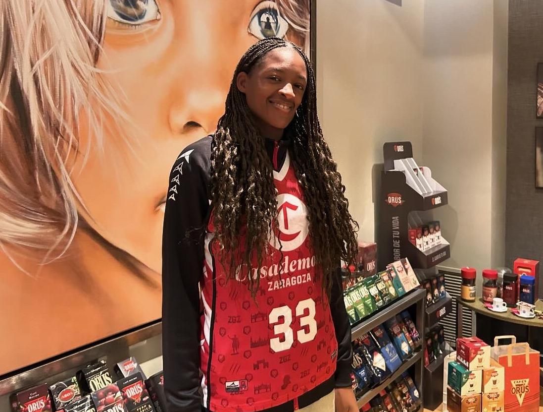 Stephanie Mawuli posa durante su presentación en Cafés Orús.