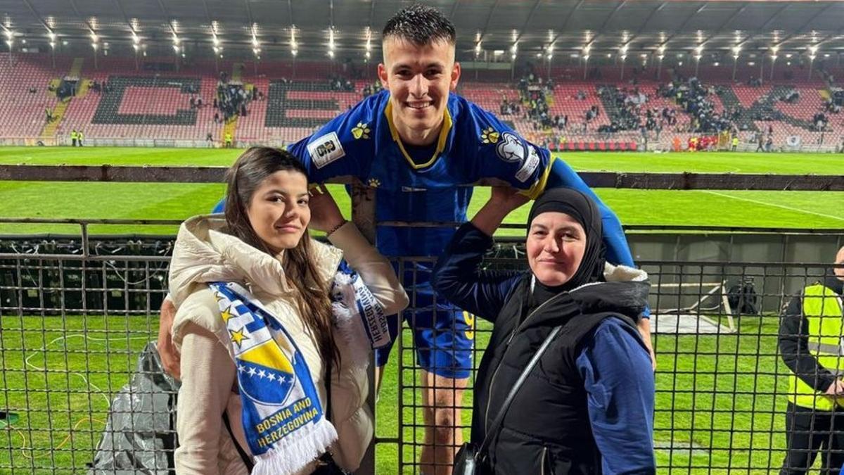 Bazdar, con su madre y su hermana tras jugar con Bosnia el lunes en Zenica.
