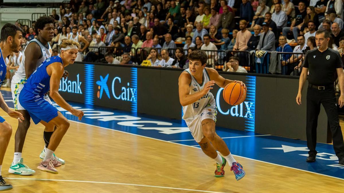 Jaume Lobo bota el balón en un partido del Menorca.