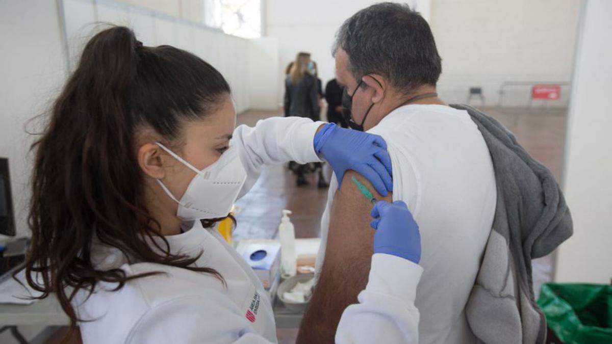 Sanidad insiste en a importancia de la vacunación. | VICENT MARÍ