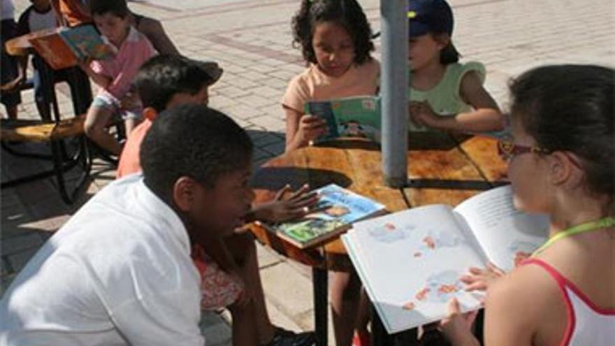 La Fundación de Deportes ofrece lectura y talleres en la bibliopiscina de La Granadilla