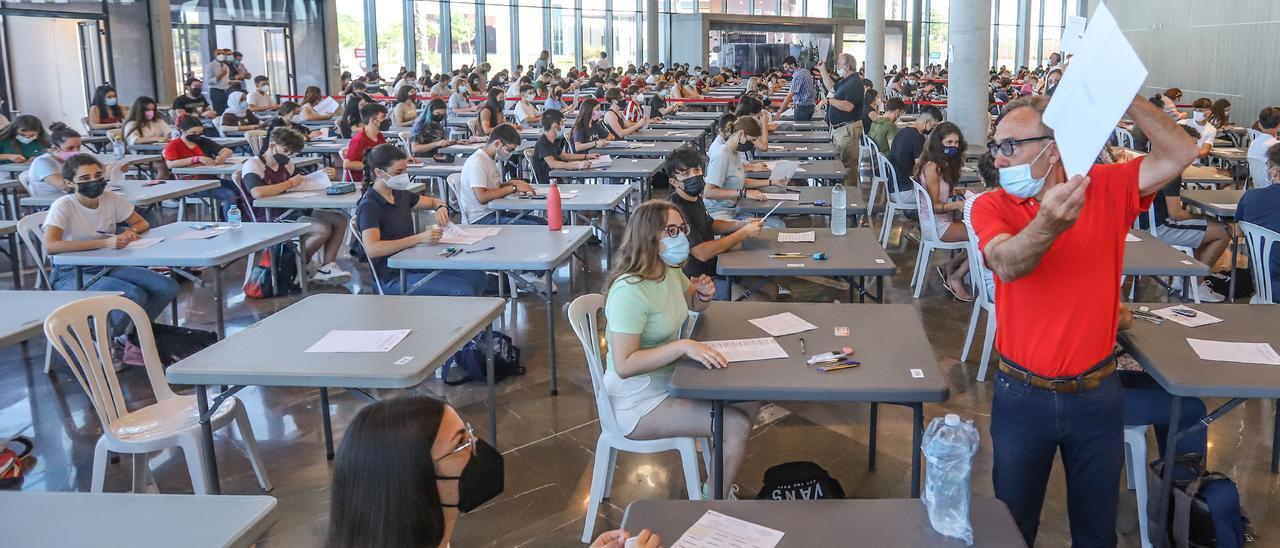 Alumnos de la provincia atienden las explicaciones de un profesor durante una de las pruebas de Selectividad, el pasado mes de junio, en el auditorio de Torrevieja.