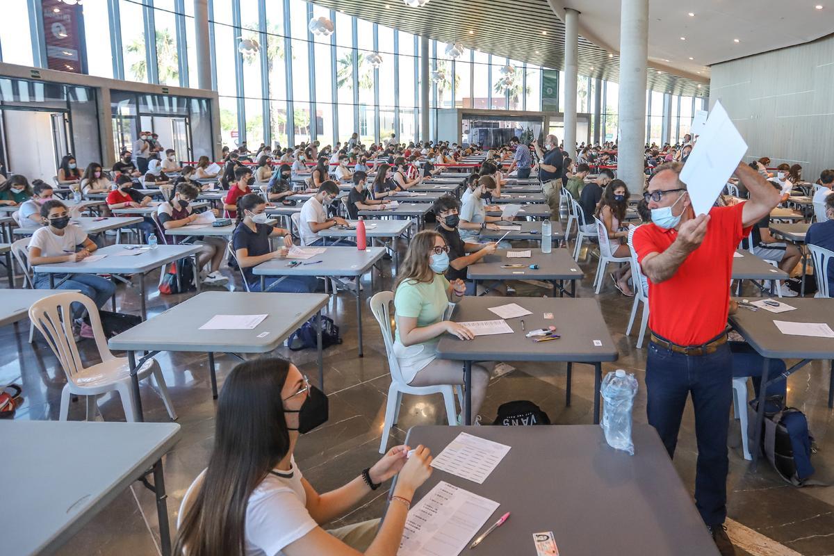 Alumnos de la provincia atienden las explicaciones de un profesor durante una de las pruebas de Selectividad, el pasado mes de junio, en el auditorio de Torrevieja.