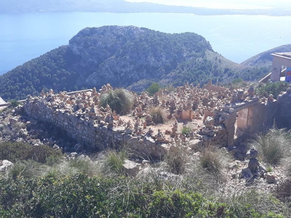 Los Agentes de Medio Ambiente retiran decenas de montoncitos de piedras de la Talaia d'Albercutx (Pollença)