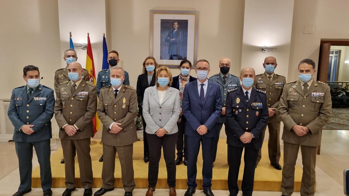 La Delegada del Gobierno, Delia Losa, y el consejero de Salud, junto al condecorado y los mandos militares de Asturias.
