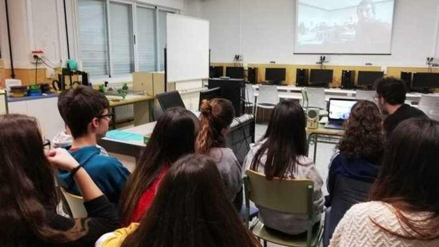 Una de las primeras clases para elaborar el proyecto, con los estudiantes todavía en el aula.