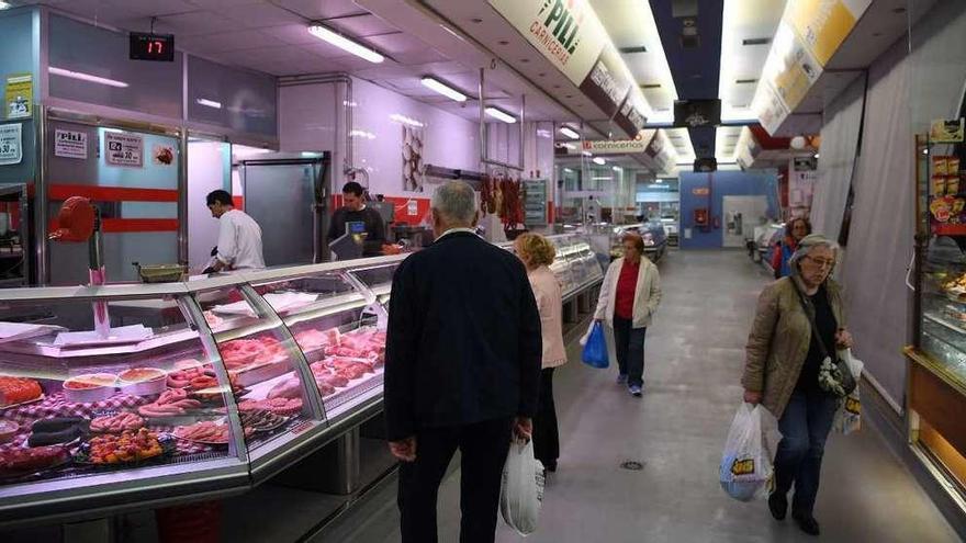 Puestos en el interior del mercado municipal de Elviña.