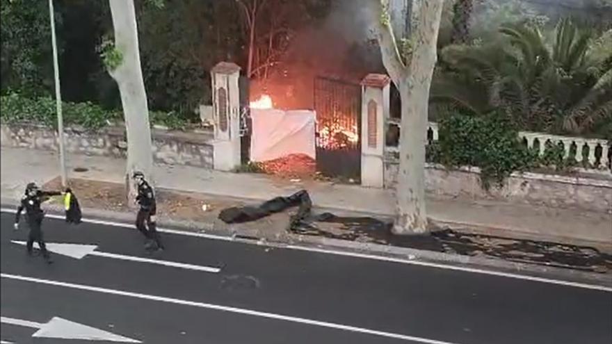 Vídeo: Un rayo provoca un incendio en la avenida Enrique Gimeno de Castelló