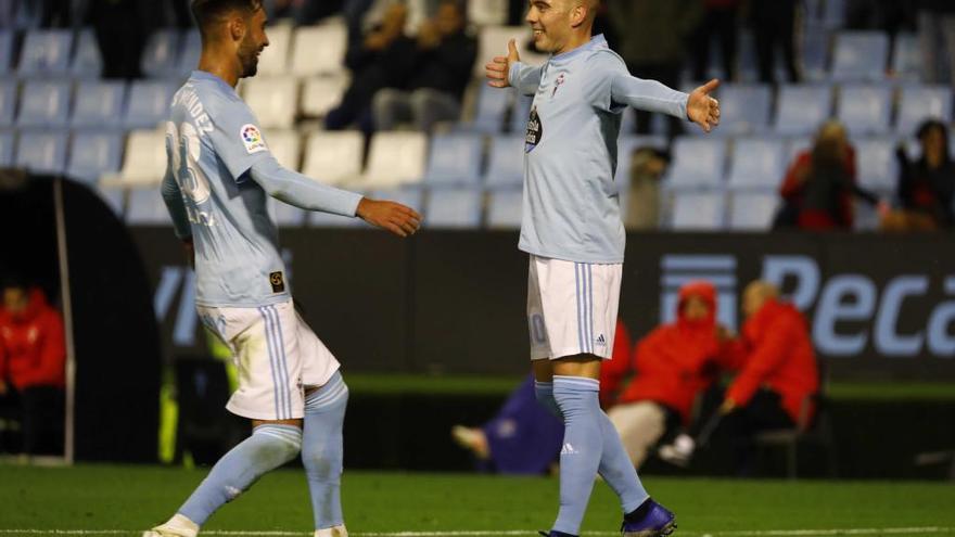 Brais Ménez y Aspas celebran un gol ante el Eibar. // C. Graña