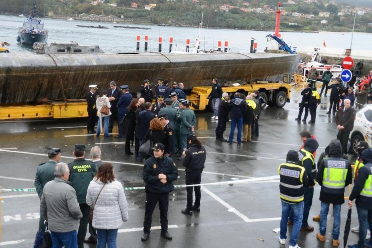 El batiscafo, de unos 20 metros de eslora, en el muelle de Aldán en noviembre de 2019.   | // G. NÚÑEZ