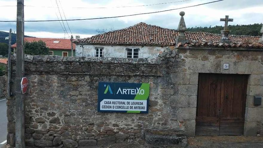 Vista de la casa rectoral de Loureda.