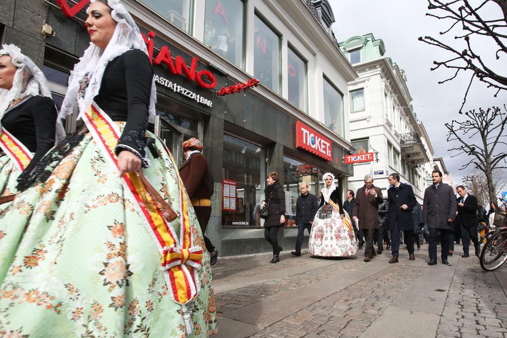 La música alicantina, el arroz y los trajes tradicionales triunfan en el desfile por Göteborg