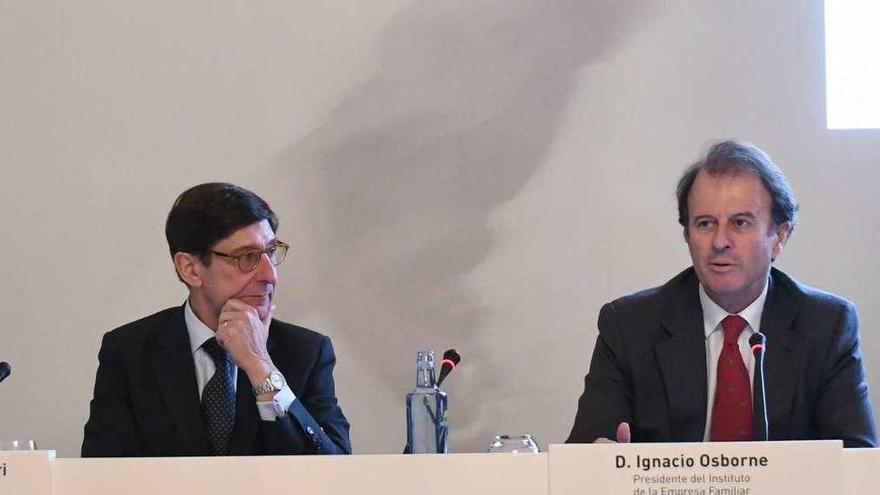 Ignacio Goirigolzarri, a la izquierda, e Ignacio Osborne, durante la presentación del informe.