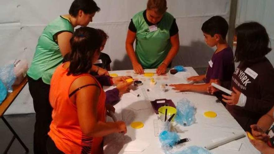 Algunos de los participantes en el taller de repostería.