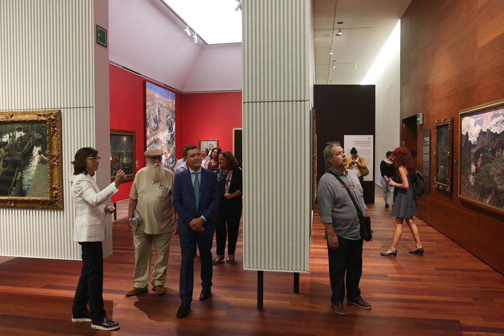 Rosa Aguilar, acompañada por integrantes de la Plataforma de la Aduana y la Asociación de Amigos del Museo de Málaga, ha visitado las instalaciones que, por el momento, siguen sin fecha de apertura co