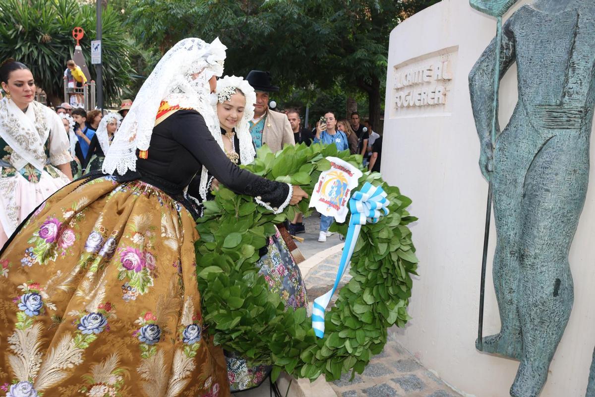 Las Belleas del Foc durante la ofrenda floral.