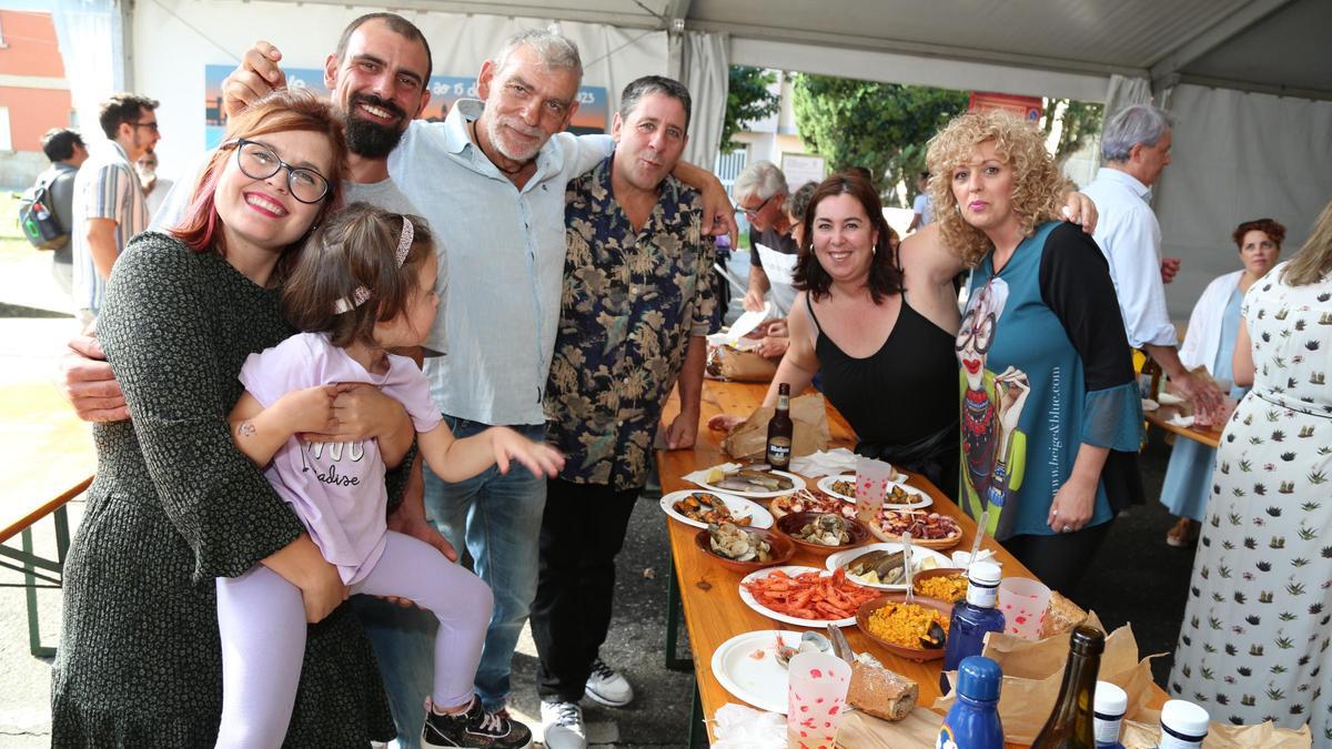 Una familia disfrutando de la Festa do Marisco, ayer.