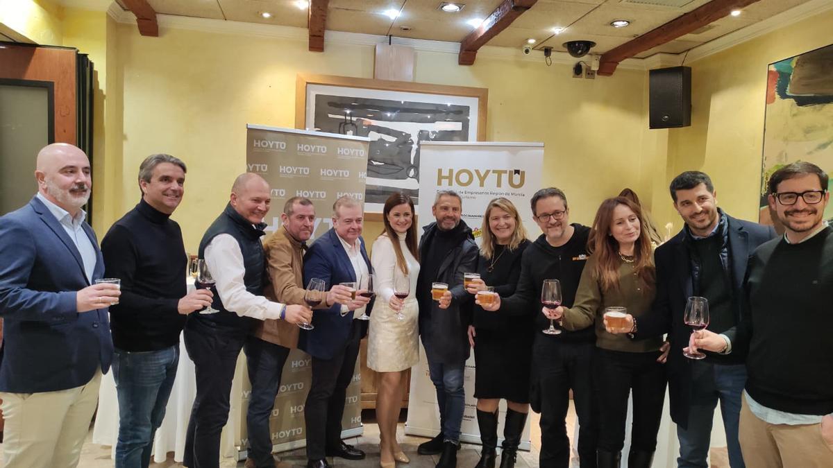 Bartolomé Vera, presidente de HoyTú, en un brindis con miembros de su junta directiva.