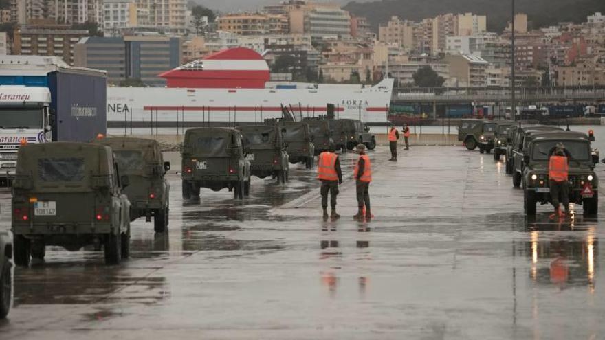 Embarque del Regimiento de Infantería Palma 47 para hacer maniobras en la península