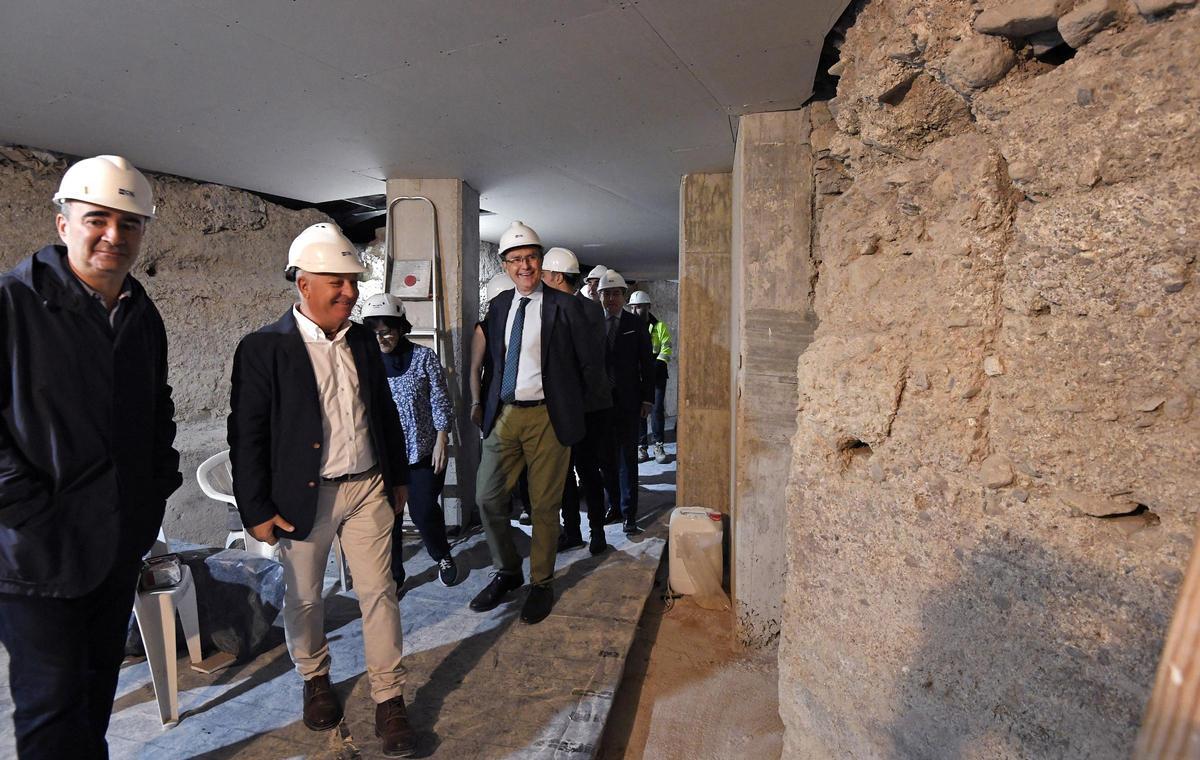 El alcalde de Murcia, José Ballesta, durante la visita técnica a la Muralla de Santa Eulalia